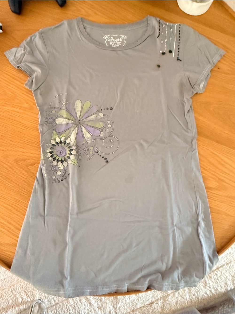Vintage 2000’s Women’s Light Gray Floral Graphic Tee